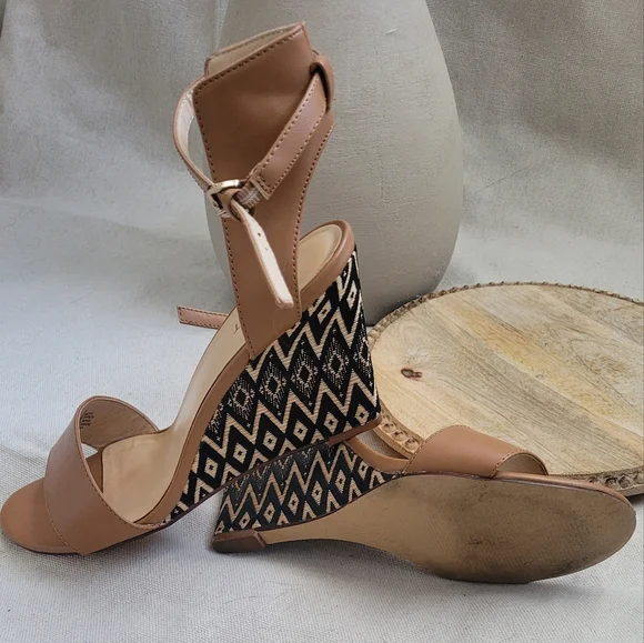 Nine West Tan Wedge Heels with Tribal Print Pattern Size 9 - Picture 11 of 12